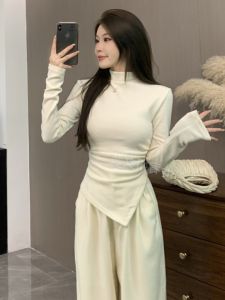 เสื้อยืดคอปกสูงแขนยาวผู้หญิงฤดูใบไม้ผลิ 2025 เสื้อชั้นในแบบใหม่ไม่สมมาตร ผ้าขนแกะหนา ผ้าขนแกะเย็บปะติดปะต่อกัน