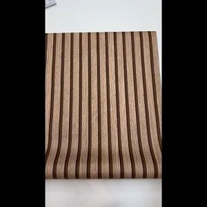 Wallpaper Dinding Elegan Garis Panel Kayu 3D Ruang Tamu
