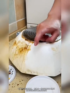 Coconut oil cleaning agent Clean the oil stains at the bottom of the stove and the countertop Cleaning and Maintenance