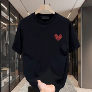 T-Shirt Wanita Lengan Pendek Longgar Ukuran Besar Motif Hati Minimalis Katun Tipis Bernapas Premium Desain Streetwear Korea Jepang Tren 2025 Pakaian Nyaman Gaya Kasual Modis Manis dan Imut Rasa Mewah dan Premium Kerah Bulat Tops Slip-on Serbaguna