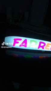 Emblem Nama dengan Lampu LED Pajangan Dasboard Mobil Variasi Timbul 3D Bahan Resin