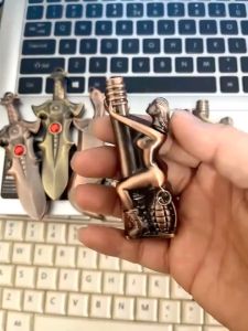 HỘP QUẸT BẬT LỬA GA KHÒ  CÔ GÁI ÔM TRỤ ĐỘC LẠ - XÀI GAS