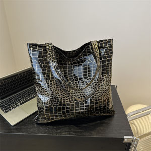 Retro Large Capacity Women's Shoulder Bag: A Stylish All-Match Trendy Bag for Daily Use