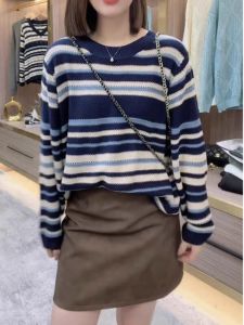 เสื้อสเวตเตอร์ถักคอตั้งแขนยาวหลวมๆ สำหรับผู้หญิง ฤดูใบไม้ร่วง/ฤดูหนาว 2025 แฟชั่นเกาหลี ลายทางสีตัดกัน ดีไซน์ใหม่ เสื้อตัวบนสุดเก๋