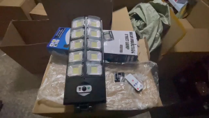 การอัพเกรดใหม่ในปี 2025 ไฟถนนโซล่าเซลล์ ซื้อ1แถม1 โซล่าเซลล์ 10000W โคมไฟฉายสีขาว IP67 ป้องกันน้ำ/ฟ้าผ่า แท้ ไฟโซล่าเซลสนาม หลอดไฟ led Solar Light การเหนี่ยวนำของมนุษย์ ไฟถนน ไฟแสงอาทิตย์ ไฟภายนอกอาคาร แขนพับได้/ยืดหดได้ รับประกันคุณภาพ 30 ปี