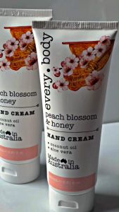 Kem dưỡng da tay every body peach blossom & honey HAND CREAM 200ml nuôi dưỡng sâu cho da mềm mại mịn màng tươi trẻ của Mỹ