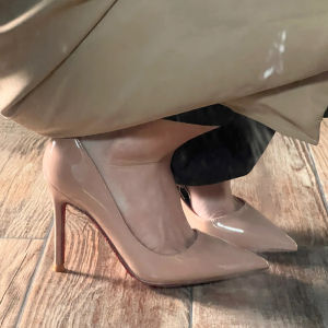 รองเท้าส้นสูงพื้นสีแดง ผู้หญิง Professional Thin Heel 2024 ใหม่ ฤดูใบไม้ผลิ สีดำ สิทธิบัตร หนัง เซ็กซี่ วันที่เตียง Pointed Toe Ladylike