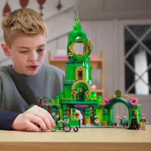 LEGO Wicked 75684 Welcome to Emerald City (945 Pieces)