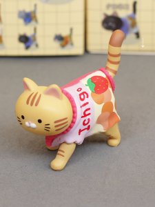 เพื่อนร่วมงานเล่นการ์ตูนสุนัข ของเล่นแมว โมเดลแมวเดินแบบสวมถุงเก็บขนม ของเล่นพลาสติก PVC สไตล์โมเดิร์น ขนาดเล็ก