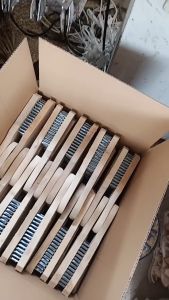 Bàn Chải Sợi Đồng Sợi Inox304 Đánh Rỉ Sét Chà Cọ Bề Mặt Kim Loại Kích Thước 27cm Tay Cầm Cán Gỗ Xoan Cao Cấp