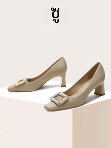 สีแชมเปญ ผ้าซาติน รองเท้าส้นสูง ผู้หญิง สไตล์ใหม่เดินทางมืออาชีพหัวเข็มขัดสี่เหลี่ยมส้นหนากึ่งเป็ดหัวเหลี่ยมรองเท้าเดียว