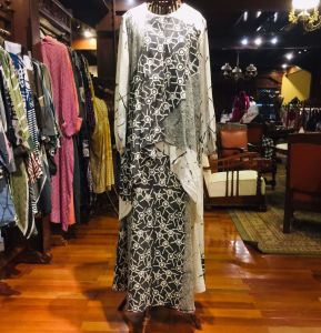 Zulma Dress by Dian Pelangi LIMITED EDITION Busana Muslim Baju Maxi Gamis Abaya Kaftan Gaun Outfit Casual Formal Pesta Pernikahan Kondangan Wanita Hijaber Cantik Anggun Modis Modern Elegan Mewah Model Korea Terbaru Motif Batik Abstrak Kekinian
