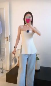 เสื้อครอป เกาะอก สีพื้น มีสายคล้องคอจากด้านหลัง ผ่าชายผ้าด้านหน้า (ซ้าย) แถม!เข็มกลัดดอกไม้สีกรม ใส่คู่กัน แมทซ์ได้หลายลุค #3030