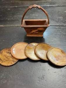 แผ่นรองแก้วน้ำ ที่รองแก้ว พร้อมที่เก็บแบบน่ารักๆ ทำจากไม้มะค่า ไม้ประดู่ ให้เป็นชุดของขวัญ ของฝากได้