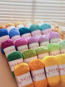 ไหมพรมนมคอตตอน 4 เส้น สำหรับถักตุ๊กตาหิมะแสนน่ารัก ไหมพรมคอตตอนหวี 4 เส้น สำหรับงานถักโครเชต์ DIY พวงกุญแจตุ๊กตา ผ้าสำหรับฤดูใบไม้ผลิ