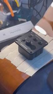 Fishman® Presys II แท้ ไม่แท้ยินดีคืนเงิน ปิ๊กอัพกีตาร์โปร่ง แบบติดตั้งด้านข้าง รังถ่านรวมกับที่เสียบแจ็ค รุ่น PSY-BAA-AAA (Presys II Onboard Preamp Pickup System)