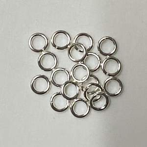 ห่วงเงินแท้แบบผ่าแบบเปิด ขนาด 4.7 มิล หนา 0.7 มิล เริ่มต้นราคาคู่ละ 40 บาท(2ชิ้น)