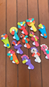 Kipas Angin Mini Ayam Warna-warni dengan Bahan Plastik - Mainan Edukatif Anti Kegerahan untuk Anak