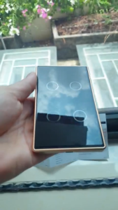 Công tắc điều khiển từ xa WiFi viền nhôm vàng màu đen dùng ứng dụng TUYA / SMART LIFE