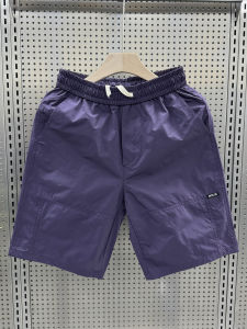 กางเกงขาสั้นทำงานแห้งเร็วสีพื้นสำหรับผู้ชาย กางเกงขาสั้นชายชายหาดบางๆ ลำลอง สไตล์ฤดูร้อน 5 นิ้ว เอวยางยืด ทรงหลวม