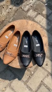 Flat Shoes Wanita Trendi dengan Aksen Emas - Hitam/Moka