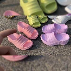 LHMoonlight ฮิตมากก รองเท้าแตะแฟชั่นแบบสวมเสริมส้นกันให้แน่นๆกันไปเลย วัสดุทำจากยางอย่างดีไม่เจ็บเท้า ราคาจับต้องได้ จัดกันด่วนนน