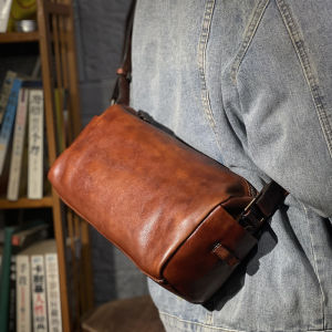 กระเป๋าผู้ชายหนังแท้แนววินเทจกระเป๋าสะพายไหล่สะพายข้างกระเป๋าเป้ใบเล็กลำลองกระเป๋าใส่หมอนหนังวัวฟอกฝาดสีขัดด้วยมือ