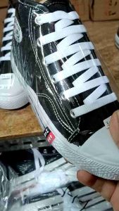 SEPATU SEKOLAH N/B BOT HITAM PUTIH SOL KUNING TALI SEKOLAH SDSMPSMA TERLARIS