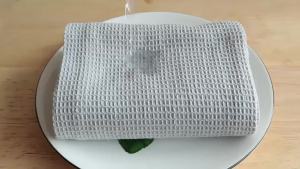4 Pieces of Pure Cotton Waffle-Pattern Face Towels Dish Cloths Tea Towels Tablecloths with Strong Water Absorption Capabilit