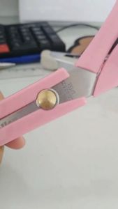 Gunting Potong Kain Tajam dan Aman Menggunakan Tutup Delica