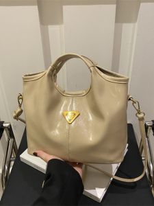 กระเป๋าสะพายข้าง PU ความจุขนาดใหญ่สำหรับผู้หญิง กระเป๋าสะพายข้างแบบมีสายคาดไหล่ สไตล์วินเทจ กระเป๋าถือแบบเรียบง่ายสำหรับฤดูใบไม้ผลิปี 2025