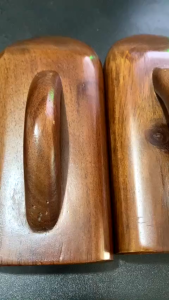 Bàn ủi gỗ hoặc cục ủi gỗ có tay cầm dùng để đập vải sau khi dùng bàn ủi điện