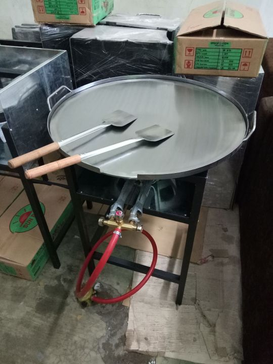 Proses membuat martabak telur rumahan di atas wajan