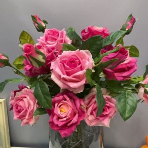 ดอกกุหลาบเทียม Realistic ดอกกุหลาบสีแดงสดชื่นสำหรับตกแต่งบ้าน ดอกไม้ประดับห้องรับแขก ดอกไม้เทียมสำหรับงานแต่งงานและโรงแรม