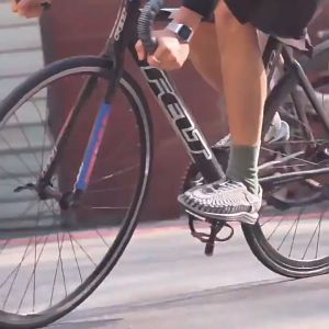 TUDE 2024 ยืนหนึ่งเรื่องส่งไว 2-3วันรับสินค้าเลย รองเท้าถัก​เชือก​รัดส้น รองเท้าเที่ยวชายหาด เดินป่า ทำงาน พื้นนุ่ม