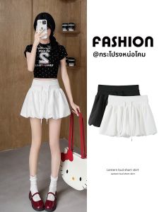 MiiOW | กระโปรงทรงเอเอวสูงสไตล์ใหม่สำหรับผู้หญิงในฤดูร้อนปี 2025 กระโปรงทรงดอกไม้สีขาว ความยาวครึ่งแข้ง ทรงเข้ารูป สวมใส่สบาย กระโปรงสั้น