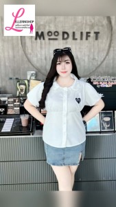 เสื้อเชิ้ตดีไซน์หวานละมุนมากกก 💓 คอปกแต่งลูกไม้ + กระดุมหน้าใช้งานได้จริง ดีเทล ปักหัวใจน่ารัก เพิ่มความหวานแบบผู้หญิงลูกคุณ ด้านหลังมีสายผูกปรับเข้ารูปได้ ใส่แล้วดูเพรียวทันที ผ้า ครัชเนื้อนุ่ม ใส่ทำงานก็สวย ใส่คาเฟ่ก็ละมุนสุด ๆ