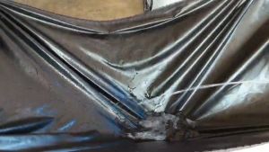 ผ้าใบผ้าร่มเคลือบเงา 2 ชั้นใช้คลุมรถขนส่งสินค้าบังฝนกลางเต้นตลาดนัดกันน้ำได้  ขอบฝังเชือกตอกตาไก่ห่าง 50 เซ็น ขนาด  2X4  เมตร 440  บาท