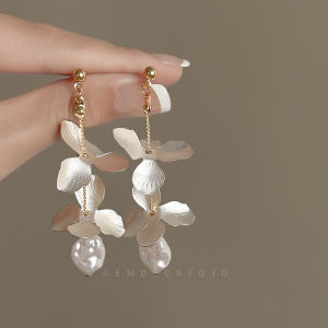 French Style Unique Design White Pearl Flower Earrings Womens Fashion Jewelry Fresh out New for Autumn Season Alloy Made
