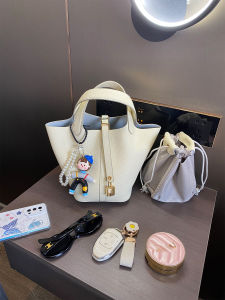 New Spring Early White Leather Bucket Handbag Women Commuting Versatile Large Capacity Handbag Top Layer Calfskin Tote Bag