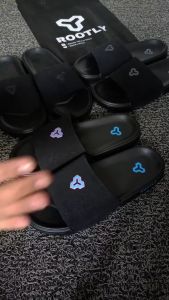 Nizamstore Sandal Selop Pria – Slide Black Toska Lock Motif | Sandal Slip On Anti Licin Nyaman & Stylish