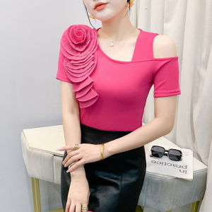 YIMEI เสื้อยืดคอวีจับจีบดอกไม้จับจีบแฟชั่นและสวยงามที่มีอารมณ์ผู้หญิงเสื้อเปิดไหล่สีแดงกุหลาบเข้ารูปพอดีแขนสั้นและยืดหยุ่นสำหรับฤดูร้อน