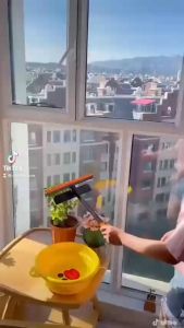 cây lau kính kèm gạt nước màu cam 2in1
