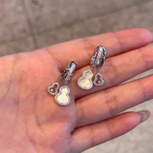 ต่างหูเงินแท้ S925 ดีไซน์เรียบง่ายหรูหรา เครื่องประดับแฟชั่นสำหรับผู้หญิง เครื่องประดับหูแบบแขวน ต่างหูทรงสุกใสสีขาว