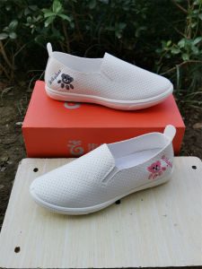 รองเท้าบุผ้าสไตล์สปอร์ตสำหรับใส่ทำงานแบบสวมสบายๆ สำหรับผู้หญิงในฤดูใบไม้ผลิและฤดูร้อน สไตล์วินเทจแบบมีรูรูปไข่