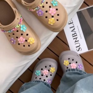 MAKATA✨ รองเท้าหัวโตสีเทา✨ แถมตัวติดน่ารัก SUN8694 รองเท้าเสริมส้น แบบสวม พื้นนิ่ม ใส่สบาย