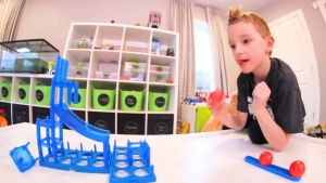 เกมโยนบอล Mattel Game Bounce-Off Stack n Stunts สามารถเปลี่ยนรูปแบบการเล่นได้หลากหลายแบบ