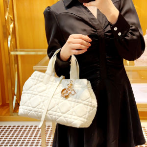 Hong Kong Exclusive 2024 New Style Genuine Leather Handbag Diana Bag Single Shoulder Womens Bag Casual Simple Style Handbag