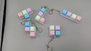 Homepeasl® Keychain Small Gift Relief Stress Clicker Toy Creative Keychain Gift for Family members friends colleagues
