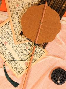 พัดยาวไม้แดงโบราณแบบพับได้ รูปกลีบไม้ไผ่ ทรงกลม ปลายไม้ยาว พัดแบบหมุนได้ สำหรับผู้หญิง ของใช้ในบ้าน